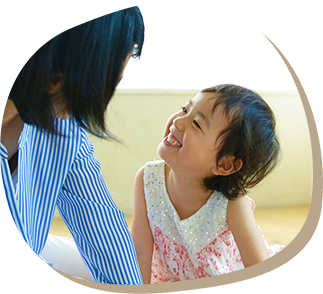 見つめながらほほえむ親子