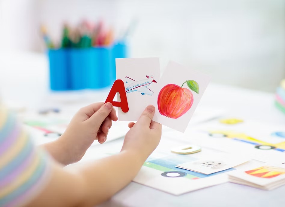 英語の教材で学習するこども