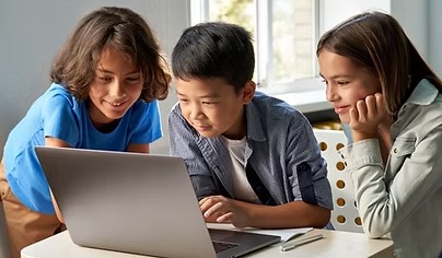 パソコンを使って学習するこどもたち